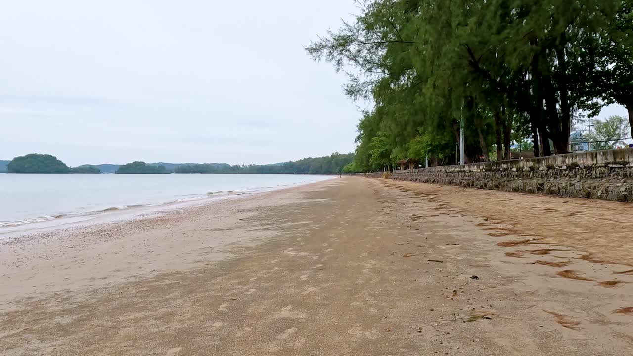 tranquila playa de arena con exuberante vegetación en krabi, tailandia