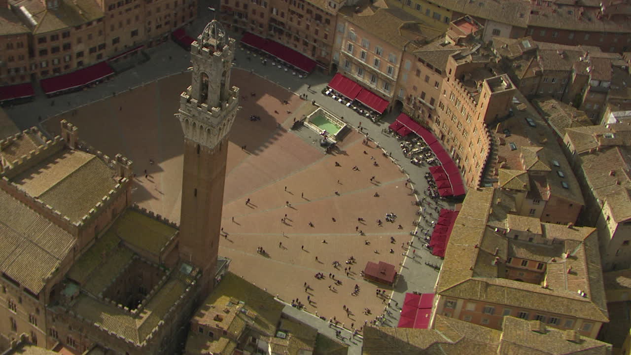 Etablerende flyfoto av turister på Piazza del Campo i Siena, Italia