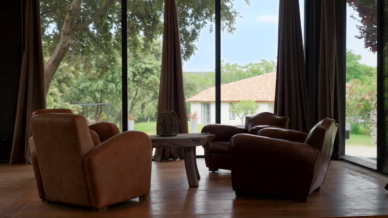 바닥에서 천장까지 창문을 바라보는 좌석 구역의 느린 설정