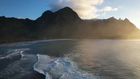 alto por encima de kauai costa de hawai con grandes olas y montañas, avión no tripulado aéreo