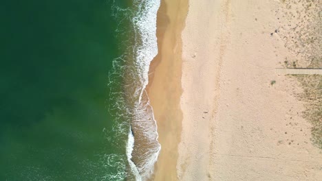 Luftaufnahmen-Von-Malgrat-De-Mar-Strand-An-Der-Costa-Brava-Flüssige-Und-Langsame-Bewegungen-Mataró-Arenys-De-Mar-Strände-Europäischer-Tourismus