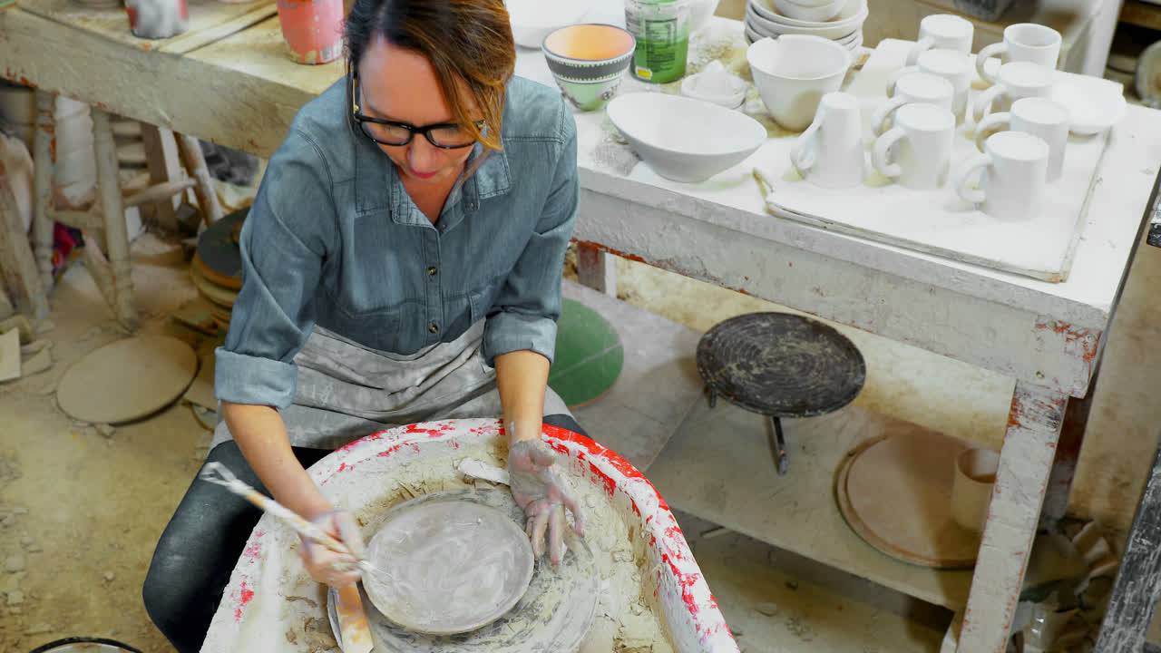 여성 도자기 모형 접시와 손 도구 4k