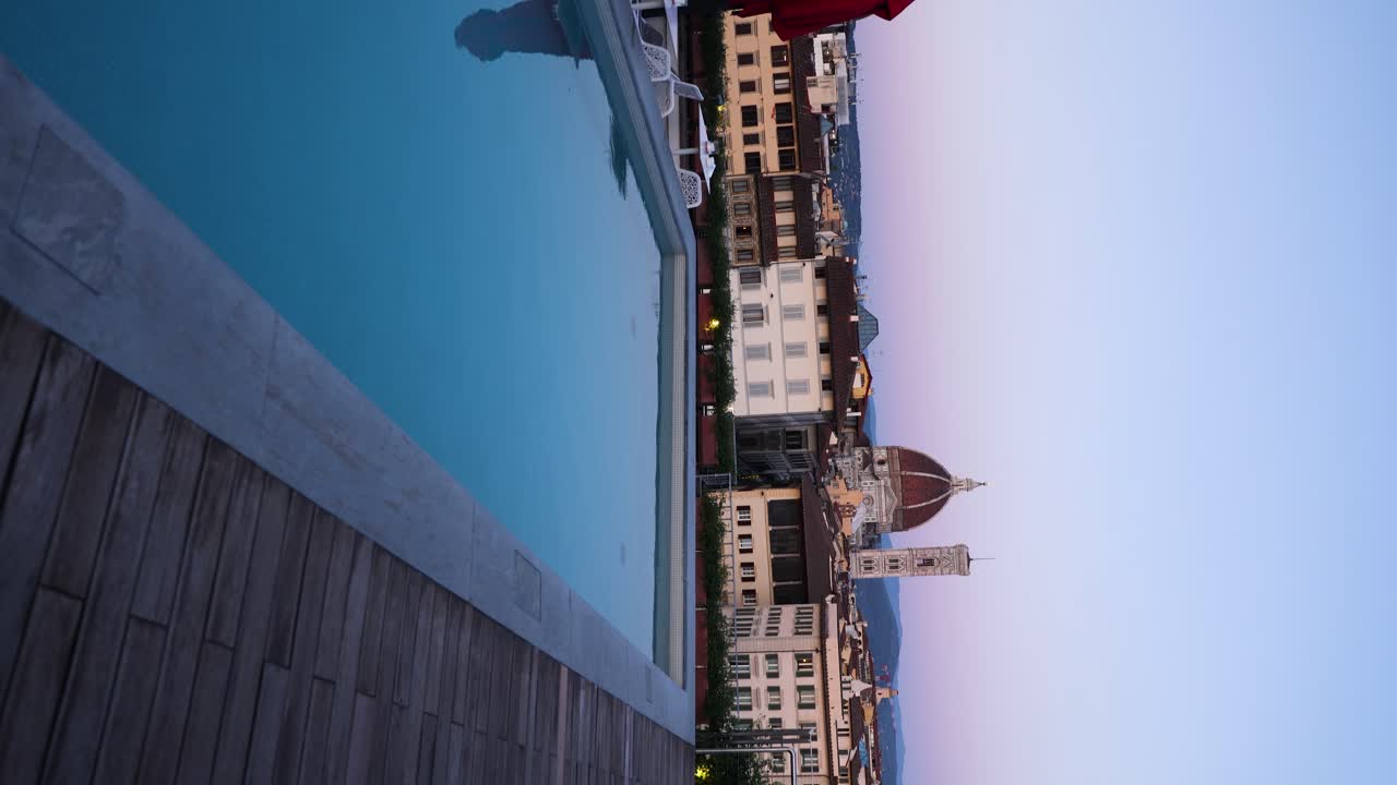 piscina con vistas a la hermosa ciudad de florencia, italia al atardecer