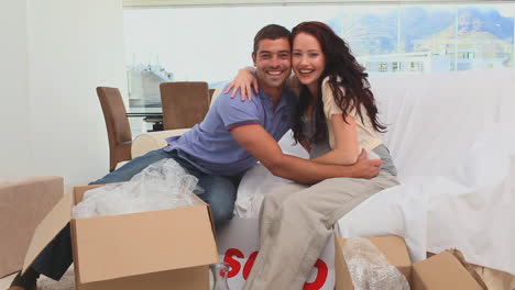 una pareja joven se muda a su nuevo hogar.