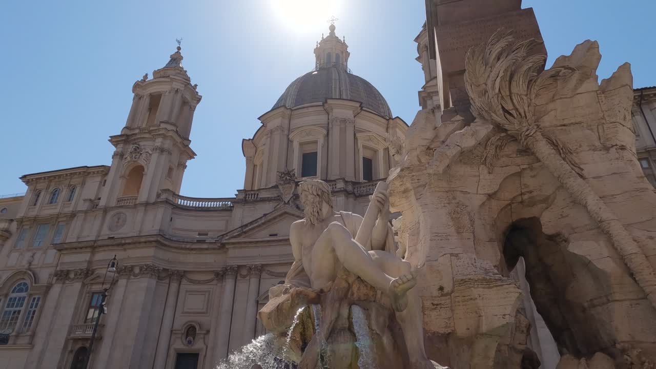 Ripresa a mano della Fontana dei Quattro Fiumi in Piazza Navona.
