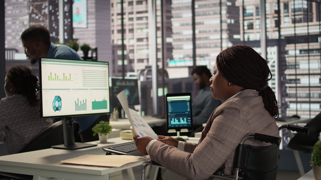 mujer de negocios en silla de ruedas trabajando en una oficina moderna