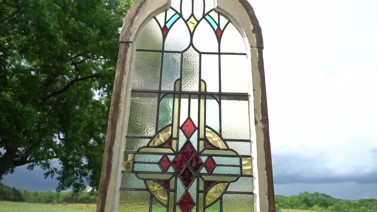 разноцветное оконное стекло сидит в поле