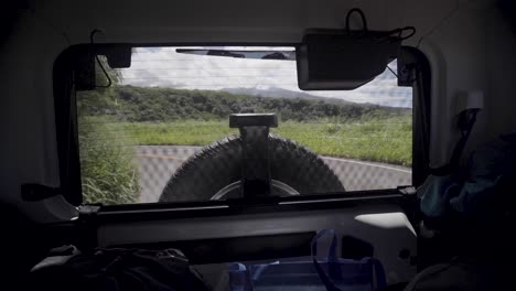 jeep conduciendo por hawaii dentro del coche