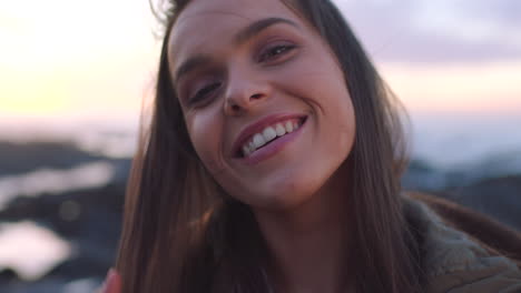 Una-Mujer-Joven-Sonriendo-Y-Quitándose-El-Pelo