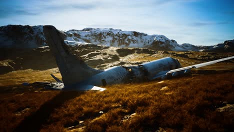 el avión se estrelló en una montaña.