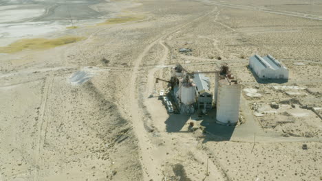 vuelo alrededor de la antigua fábrica del desierto