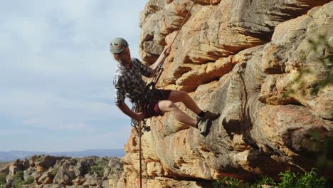 montañero bajando por la colina con la ayuda de una cuerda 4k