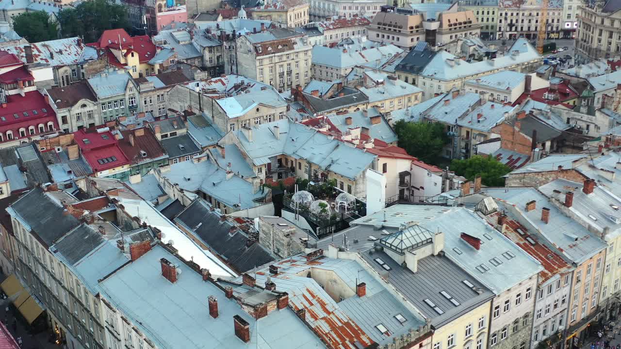 ウクライナのリヴィウにある、屋上バブルレストランを備えた古いヨーロッパ様式の建物。