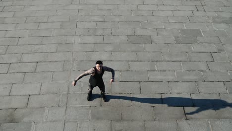 contemporáneo hip hop bailarín de calle hipster hombre con tatuaje funky baile urbano estilo libre en la ciudad