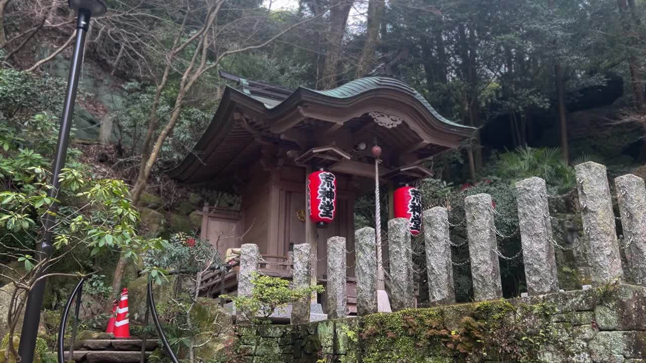 Nanzoin Tapınağı Japonya’da Tepedeki Küçük Geleneksel Kırmızı Fenerler Tapınağı Taş Duvar