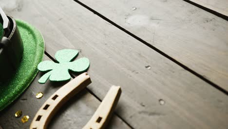 Vídeo-Del-Sombrero-Verde-De-San-Patricio,-Trébol-Y-Herradura-Con-Espacio-Para-Copiar-Sobre-Fondo-De-Madera