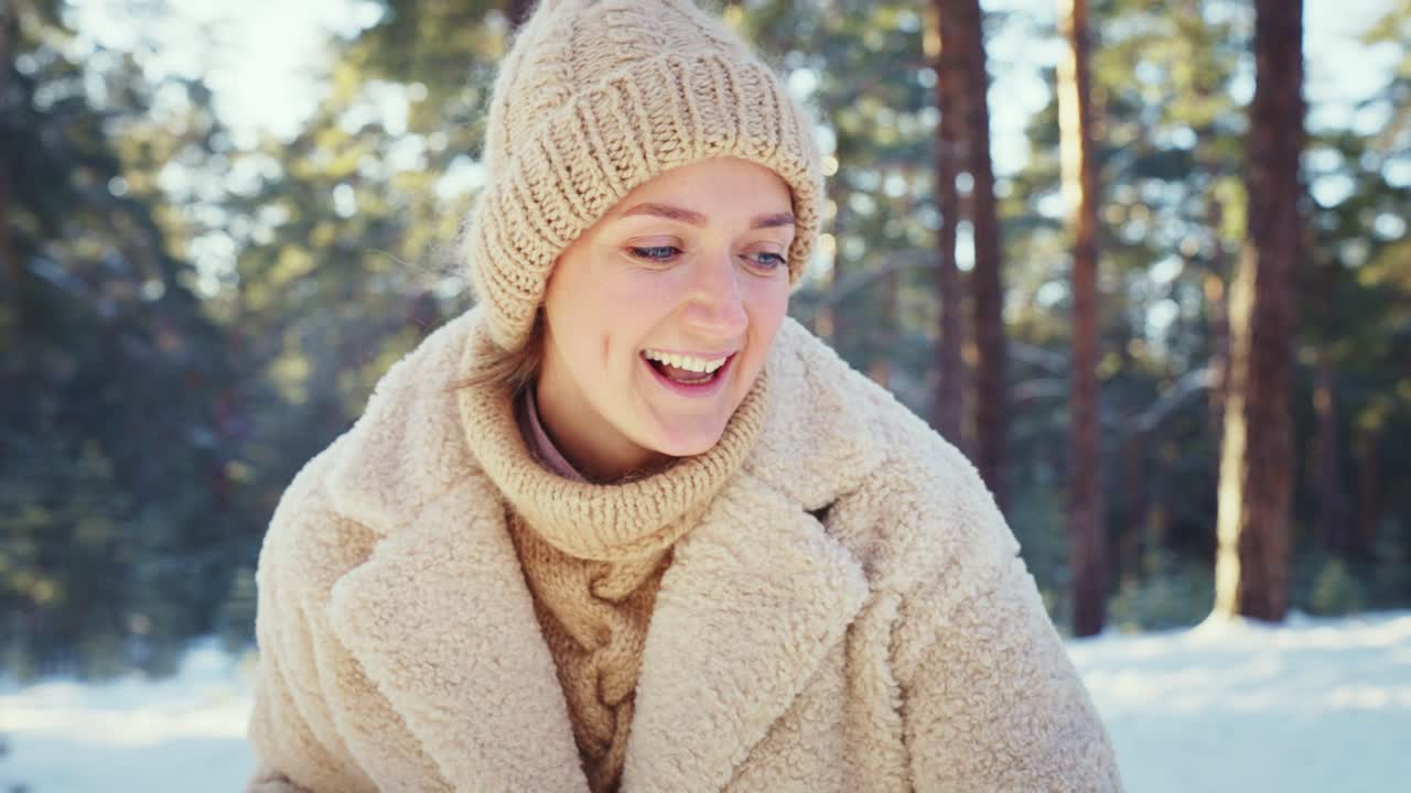 mujer en un bosque de invierno