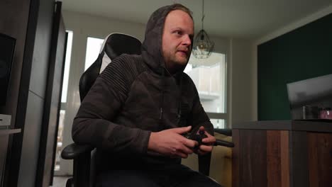 juegos de video - el hombre que juega al juego de xbox pierde, plano medio en cámara lenta