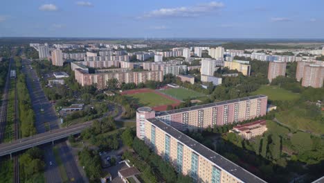 Campo-De-Deportes-Del-Paisaje-Urbano-En-Medio-De-Edificios-De-Gran-Altura