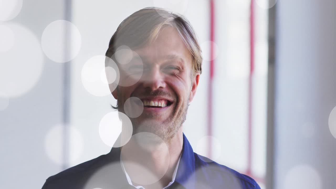 animación de puntos de luz sobre el hombre caucásico sonriente