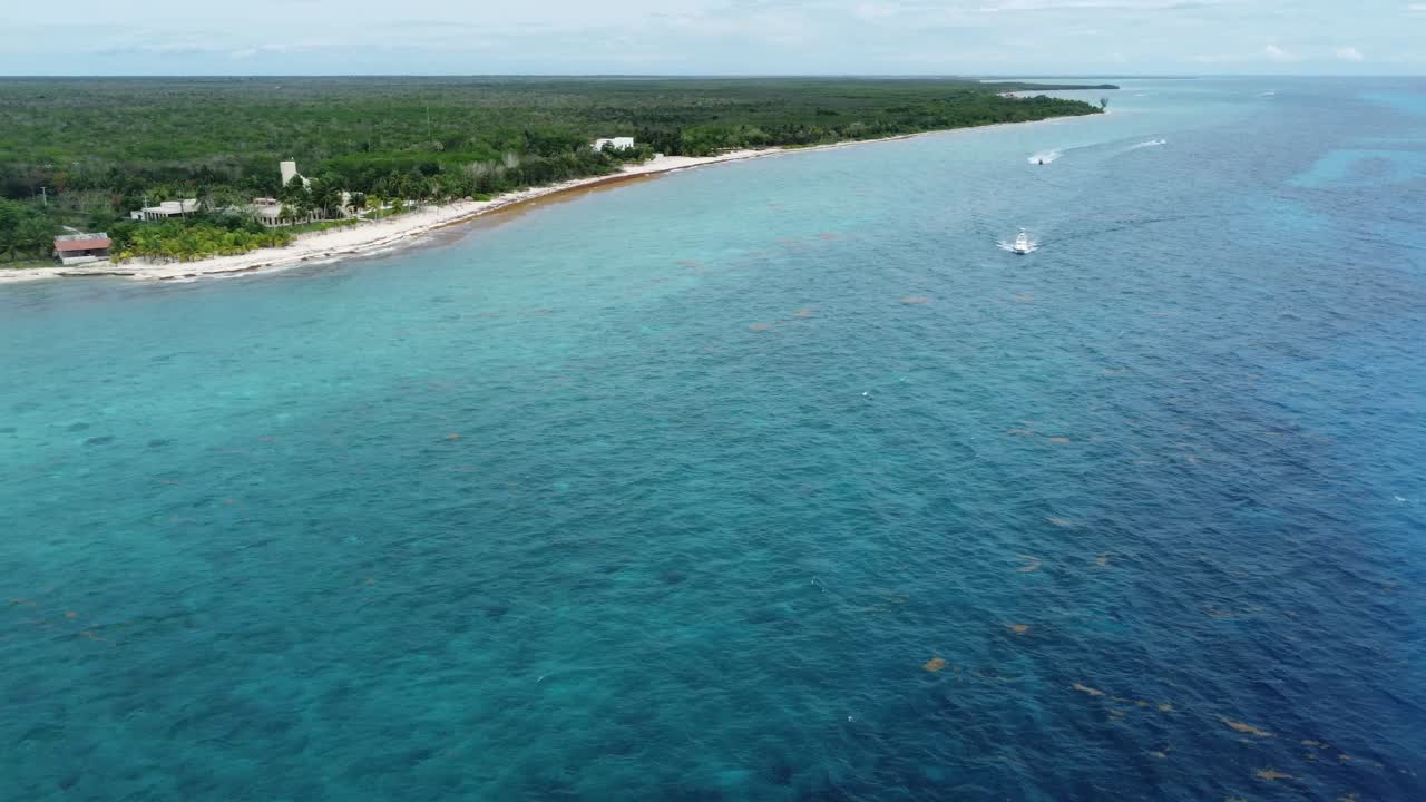 barcos que navegan a lo largo de la costa de la isla de cozumel en el mar caribe