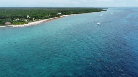 Barcos-Navegando-A-Lo-Largo-De-La-Costa-De-La-Isla-De-Cozumel-En-El-Mar-Caribe.