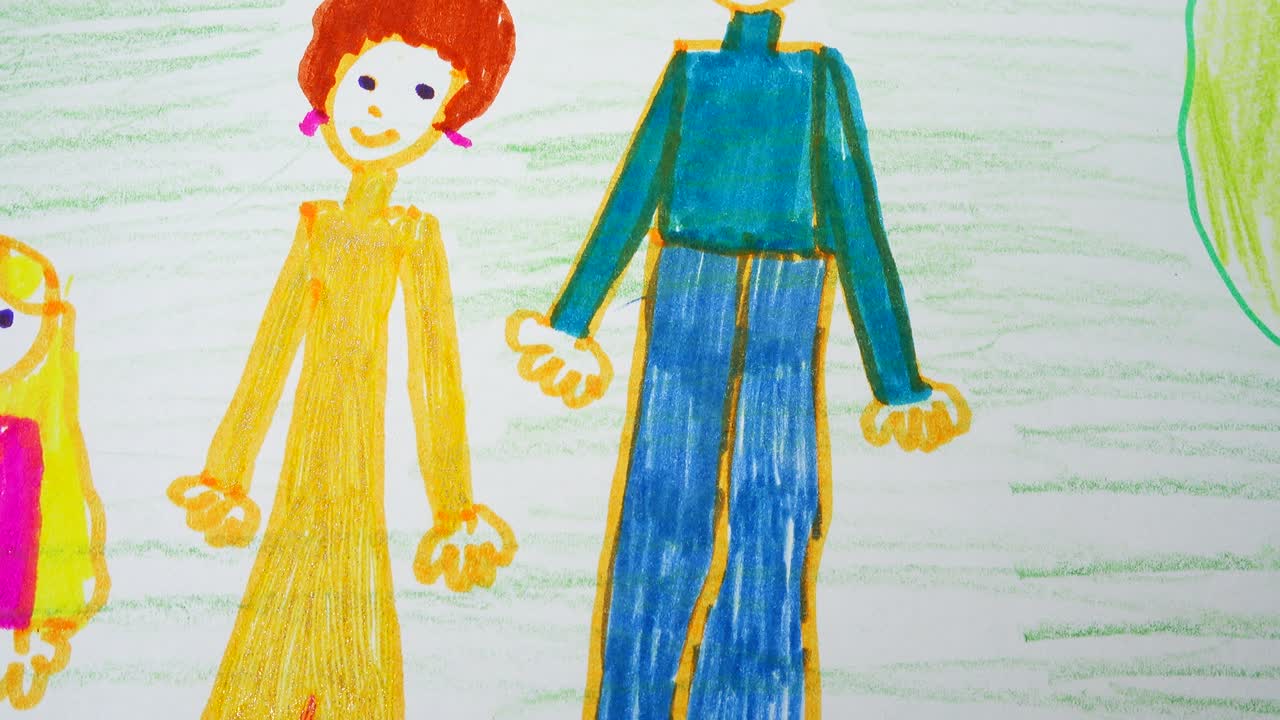Die Zeichnung einer Familie auf einem Rasen