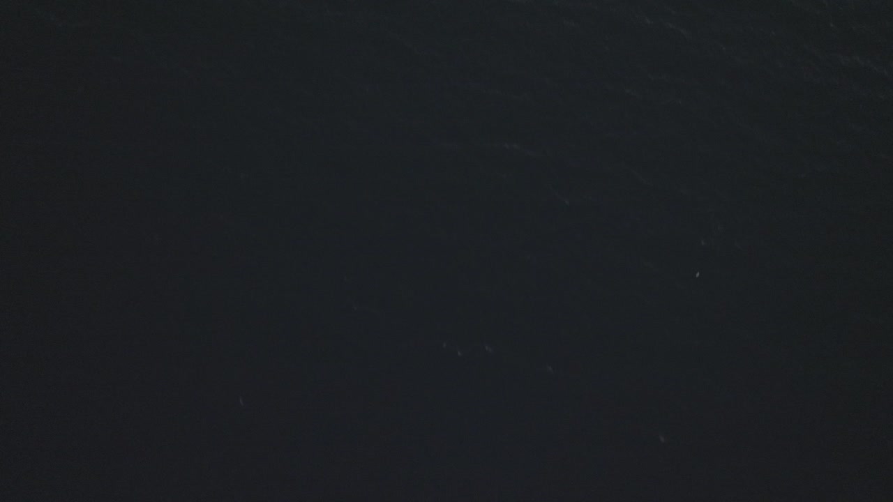 drone aéreo disparado sobre el mar