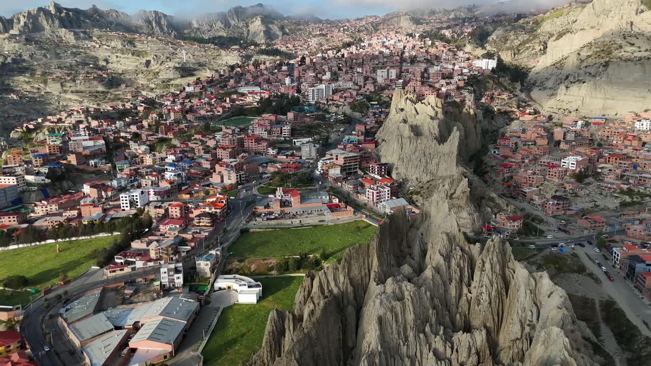 vista aérea de drones de la ciudad capital de bolivia, la paz, américa del sur