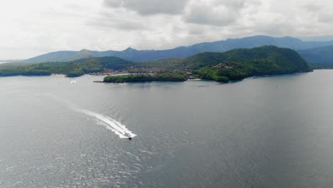 crucero en ferry aéreo desde el puerto de padang bai en bali, indonesia