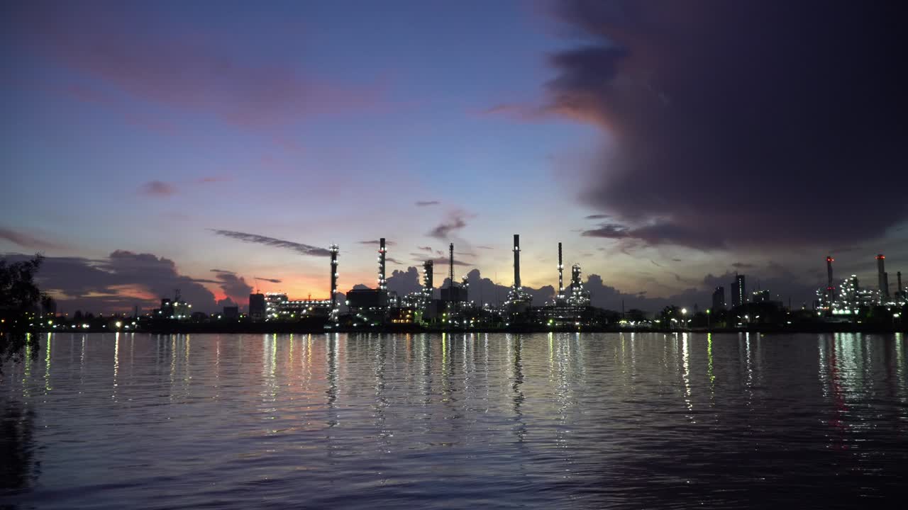 fábrica de refinería de petróleo al amanecer. 4k