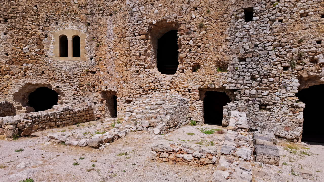 fotografía panorámica de las paredes rocosas del castillo medieval de chlemoutsi en el pueblo de kastro, peloponeso, kyllini-andravida, grecia en un día soleado
