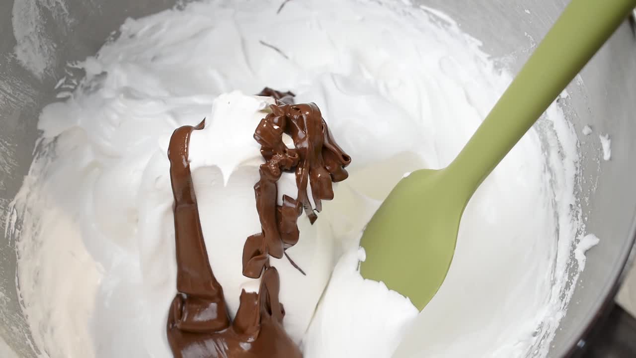 meringa fatta in casa con cioccolato fuso delicatamente incorporato