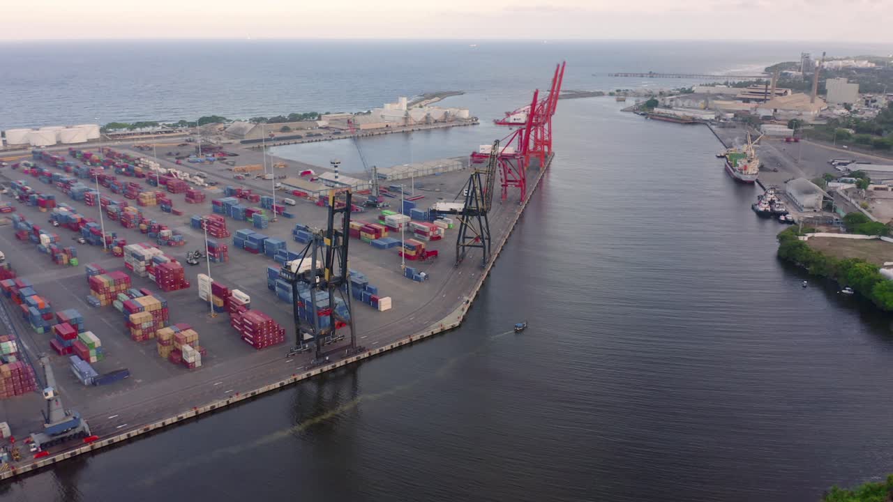 contenedores y grúas móviles en el muelle del puerto del canal de haina, república dominicana