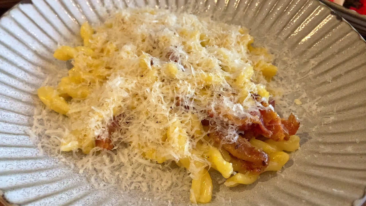 pasta casera con salsa carbonara y queso