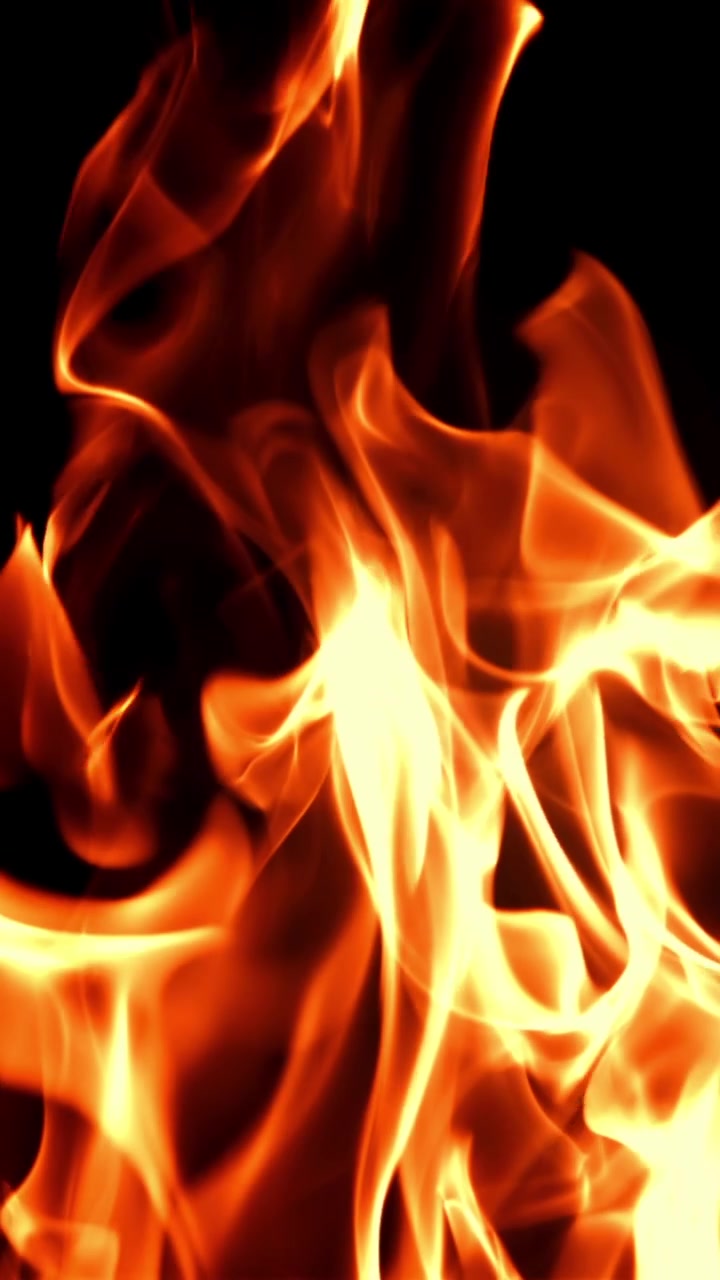 Fiamme di fuoco arancioni e gialle tremolanti su sfondo nero