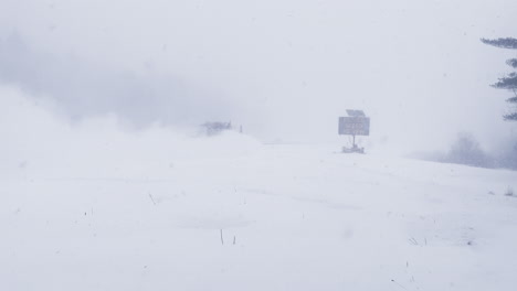 Camión-De-Arado-De-Invierno-Arando-Nieve-En-La-Interestatal-Durante-La-Ventisca-Del-Noreste