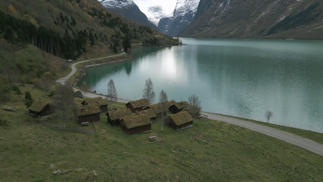 Case tradizionali norvegesi in riva al sereno lago Lovatnet, giornata nuvolosa, vista aerea