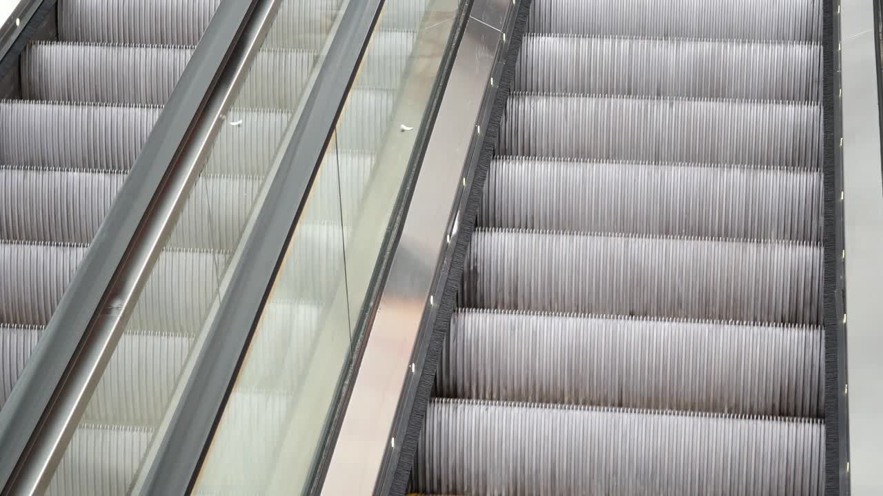 escalera mecánica vacía en un centro comercial,