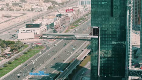 Gran-Tráfico-En-La-Carretera-Con-Muchos-Coches,-ángulo-Superior-De-La-Vista-Aérea