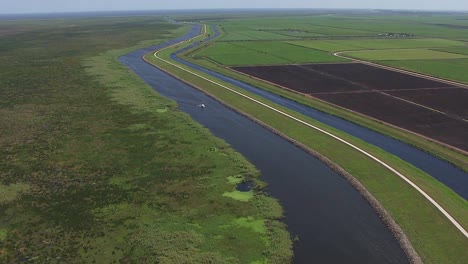 buena antena sobre un pequeño bote que se mueve a lo largo de un río