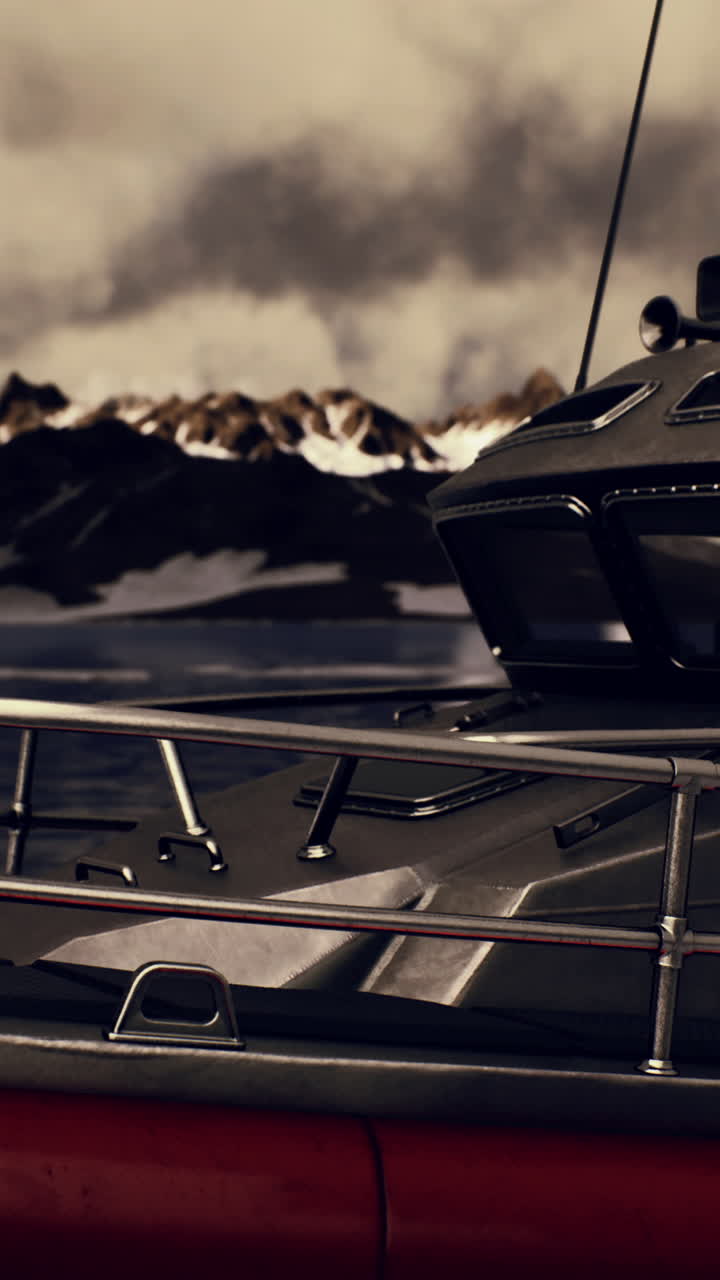 primer plano de un barco en el agua con montañas en el fondo