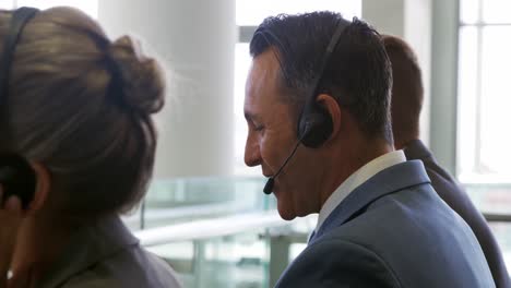 personas de negocios que usan auriculares en una oficina moderna