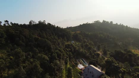 drone fpv en nepal, drone disparo de paisajes verdes, árboles y la naturaleza