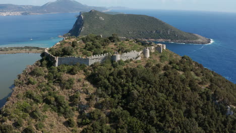 vista aérea del antiguo castillo navarino en pylos, grecia