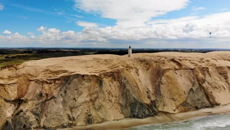 Vista-Aérea-Del-Faro-De-Rubjerg-Knude-En-El-Mar-Del-Norte,-Dinamarca