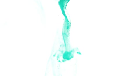 tinta turquesa en el agua