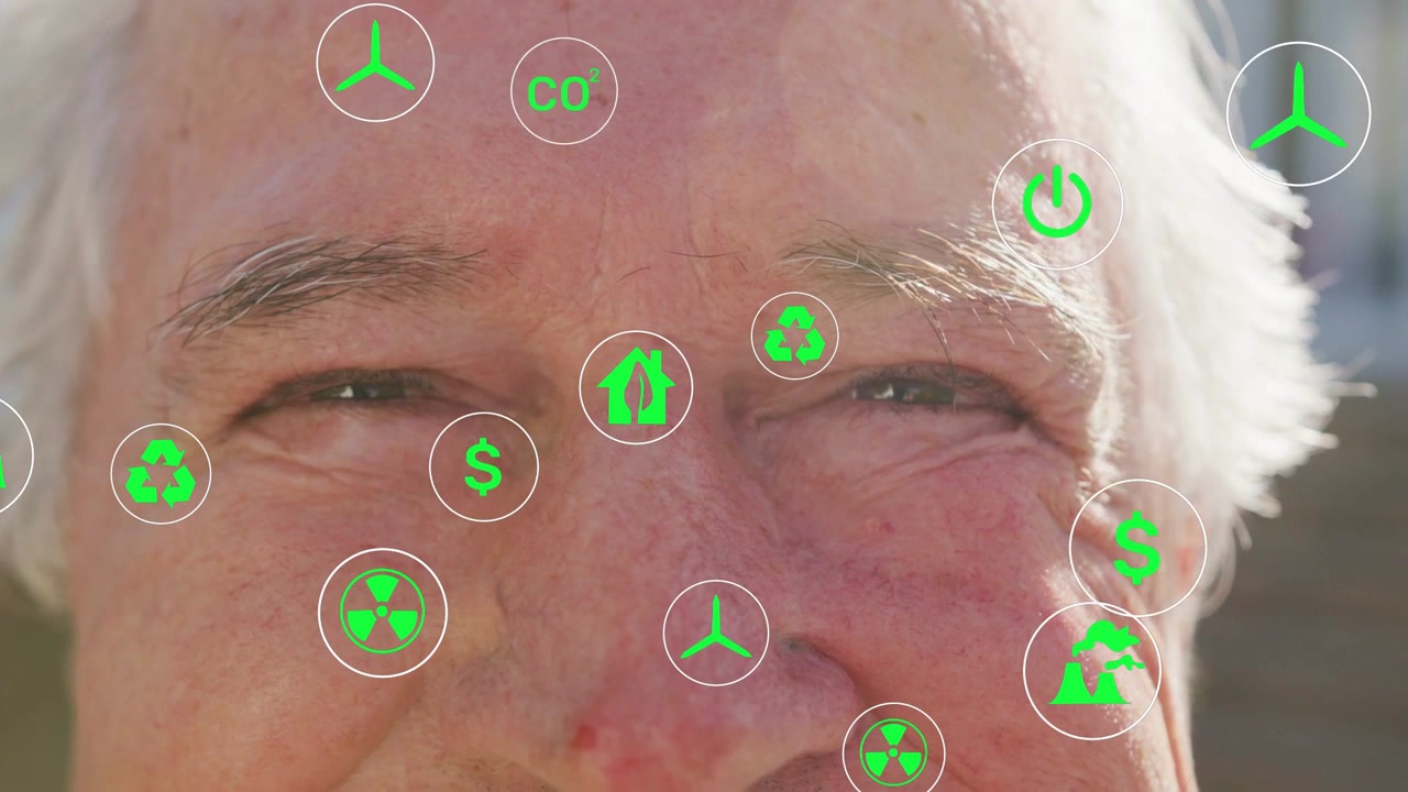 Uomo anziano che apre gli occhi, strizzando gli occhi per il sole, con icone verdi che fluttuano sul viso mostrando dati energetici