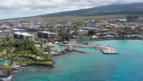 tomada aérea de cerca de kamakahonu, la casa del rey kamehameha i, en kailua-kona, hawai