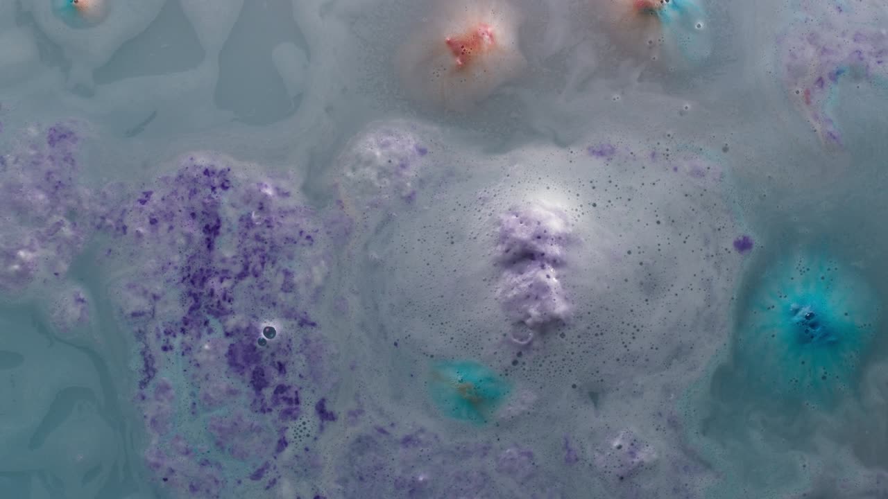 물에 용해 된 욕조 폭탄 클로즈업, 비누 거품 거품, 화장실 컨셉의 장식용 화장품, 액체 는 질감, 휴식 및 피부 관리